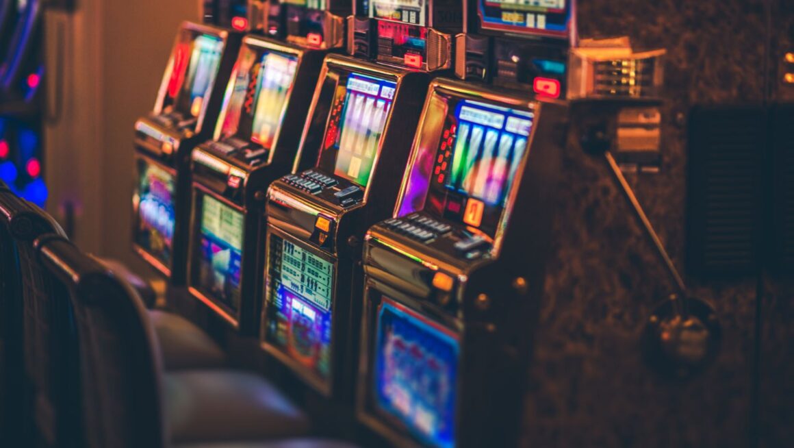 Online Slots vs. Traditional Casino Slots: Which One Should You Choose?